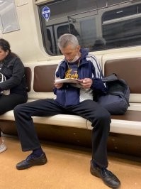 Не, ну а что! Чел забронировал себе свои 1,5 метра социальной дистанции)))