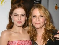 Если кто тут красотка, то Зои Дойч, кстати в фильме с Франко " Почему он?"  она чудо как хороша и фильм прикольный!