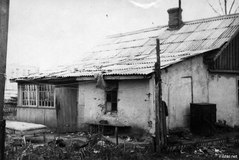 На пересечении улиц Живописная и Тухачевского. Дома вдали это д.5 к.4 или к.2 по Живописной улице. 1963 г.