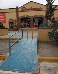 Съёмные ограждения, убираются в рабочие часы.
Что не так?