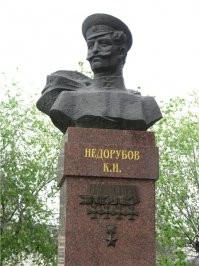Настоящий герой носил вот так. На одном кителе.