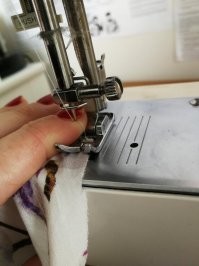 И она при этом дотянулась до телефона что бы сделать это фото?