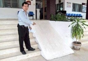 Такое часто бывает, рассказывала знакомая из аптеки, где также сделано, по правилам пандус нужен, но при этом заступать за определенную территорию нельзя, потому вот так выкручиваются.