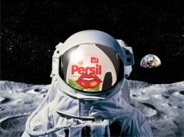 Сюжет такой – у космонавтов на орбитальной станции закончился какой-то стиральный порошок, и они вот уже три месяца работают в засаленной и грязной одежде. Чувствуют себя крайне неудобно, от них пахнет потом и какой-то кислятиной, распространяемой не только на российский сегмент станции, но и подбираюшийся уже и к американскому. Космонавты не могут выйти в открытый космос – скафандры грязные и, пролетающие мимо НЛО с гуманоидами, трясутся от смеха и тычут пальцами в грязные скафандры. Стыдобища!

Что делать?

И тут на помощь приходит Henkel. Он посылает в космос свой гель для стирки белья «Персил». Доставка проходит без сучка и задоринки. «Персил» перетаскивают в российский сегмент станции, в котором уже наготове стиральная машина, загруженная грязным бельём.

Достаточно всего одного колпачка на десять килограммов белья и одного часа стирки, и чистые, свежевыстиранные трусы космонавтов летают в невесомости, распространяя вокруг себя запах горной лаванды.

«Лаванда, горная лаванда…» рефреном звучит в эфире голос Софии Ротару.

Пэк-шот – «Персил! Чистое бельё и на Земле, и в космосе!»

На экране проплывают иллюминаторы НЛО, в которых видны сконфуженные и завистливые морды гуманоидов, жадно ковыряющих пальцами стёкла иллюминаторов в тщетной попытке ухватить хотя бы одну ёмкость волшебного геля для стирки белья «Персил».