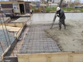 Фанера это для бомжей.
Только стяжка с арматурой!