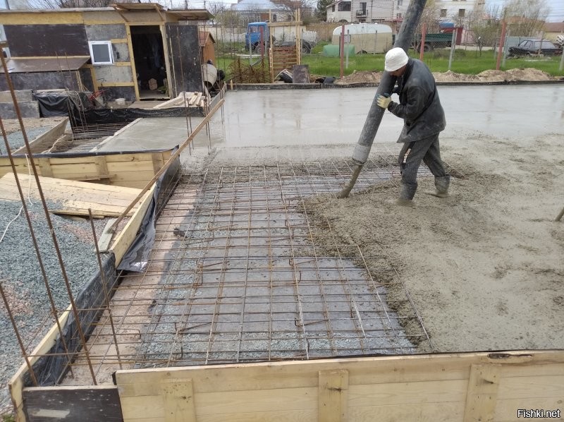 Фанера это для бомжей.
Только стяжка с арматурой!