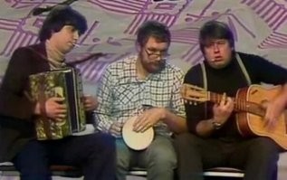 Передача была, "Весёлые ребята".  Может кто вспомнит.  Про тёщу пели.
К тебе приеду последним поездом, 
И буду есть тебя я поедом...