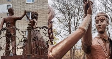 А вот и натурщик в котором скульптор черпал своё вдохновение. Или что-там ещё.