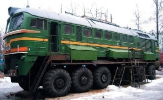 А это тепловоз ДМ62, похожий на грузовик.