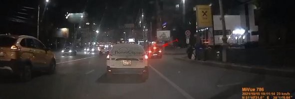 Если навигатор говорит через 300 метров поверните направо, то вот в том месте 100 метров до поворота. А по той полосе только направо и можно. А для поворота ведь заранее место надо занять соответствующее (ПДД РФ, Карл!). А заранее это сколько?
А этот в каком месте перестроился и уже с поворотником едет?