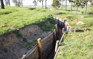 да какое сено?? подсохшая трава растет из земли. и позади бойца тоже окоп, через который он подошел к этому месту.
вот примерно такой окоп, только деревом не укреплен