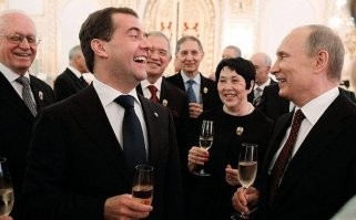 Зарплаты надо нормальные платить, тогда будет конкурс на место, тогда уже сможете выбирать людей которые по морально-идеологическим и профессиональным качествам подходят на  эту работу.
А пока в высших эшелонах власти творится блат, кумовство, взяточничество, и все тёплые должности заняты своими людьми, а младшему составу, мало того что не платят особых денег, так и перспективы служеьного роста нету - ну так и идут туда работать, просто тупые и отморозки, которые либо ни на что более не способны, кроме как быть ментом и по бумажке выполнять на отвяжись свою работу, либо откровенно криминальный элемент, который в службе видит - финансовые возможности для получения личной выгоды. Всё очень просто.
Ну и разумеется ответственность менять надо, если следователь подтасовал  улики, подкинул что-то, умышленно посадили или омаза кого-то, он должен без вариантов - сесть в тюрьму с конфискацией имущества на много-много лет.. а не как сейчас происходит, что просто увольняют задним числом, или тупо выговор дают.
Но, взрослым людям понятно, что рыба с головы гниёт.. дело не в конкретном одном младшем офицере - сверху до низу вертикаль власти построена подобным образом, и создаёт благоприятные условия для таких вот проишествий. И не только в силовых структурах, у нас куда не плюнь одинаковая беда - на управляющих должностях сидят воры, мошенники, казнокрады и некомпетентные люди, которые  хотят чтоб за копейки приходили молодые специалисты и рвали жилы на работе, как при СССР, ничего не прося в замен. Но СССР уже нет,  это там была идея и страна, за которую можно было и топить от  всей души, а сейчас у нас даже не капитализм, а разновидность феодализма..иникакой сознательный гражданин не будет тратить здоровье и со всей мочи работать за то, чтоб какой-то там руководитель высшего звена купил себе очередную виллу в Италии или топовый мерседес своей любовнице.
А с неадекватных - и спросу нет. Собственно я выше написал как они работать идут.
Систему менять надо. Тогда и ракеты летать будут, и армия будет нормальная, и в мире с тобой будут разговаривать уважительно, и профессии учитель, участковый, доктор, инженер, водитель - будет обычными нормальными профессиями, а не клеймом нищеброда, у которого нет связей в Роснефти или ФСБ.