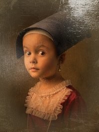 Очень хорошие фотографии, молодец автор.
Но для пущего эффекта, под старину, надо было искусственно состарить фотографии, хотя бы вот так :