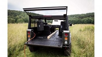 А нах ему тогда карданы, раздатка, дифференциалы и прочие атавизмы? Что делает в салоне коробка передач ? Вот электро внедорожник: идеально гладкое днище и никаких полумер с механическими приводами.  Из Уазика электричку не сделаешь, нужна абсолютно новая платформа.