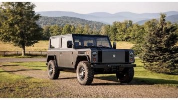 А нах ему тогда карданы, раздатка, дифференциалы и прочие атавизмы? Что делает в салоне коробка передач ? Вот электро внедорожник: идеально гладкое днище и никаких полумер с механическими приводами.  Из Уазика электричку не сделаешь, нужна абсолютно новая платформа.