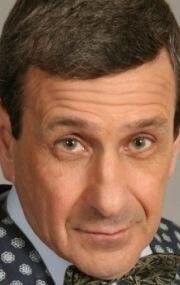 Песню исполняет на разные голоса Борис Смолкин. Кстати, он же озвучил Йоду.