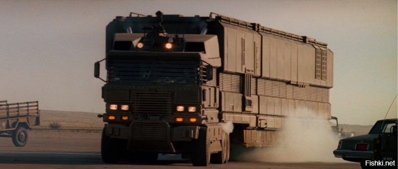 А это грузовик, похожий на грузовик из одного известного олдам фильма с участием одного бельгийского паренька и и магистра химического машиностроения