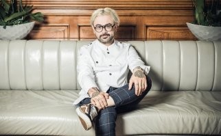 к примеру один из критериев это повар должен быть приятным человеком,хорошо выглядеть и опрятно.На правой руке какая то экзема,да и во всем виде мало приятного.