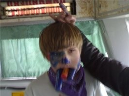 Вандалов на дух не переношу! Только однажды удалось поймать двух расклейщиков - дал им монету и заставил счищать объявы, которые не на доску прилеплены.
Это существо с балончиком краски с удовольствием разукрасил бы в ответ.