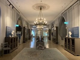 Но к этому уроду этот Филолог не имеет ни какого отношения !

Карл Симон Моргенштерн (нем. Johann Karl Simon Morgenstern; 1770 1852)   филолог и нумизмат.

Родился в Магдебурге, был профессором в Дерпте и почетным членом СПбАН c 25.10.1826 г.

Кроме множества речей и университетских программ по греческой и латинской филологии, философии, истории немецкой литературы и эстетике, написал несколько ценных нумизматических сочинений, из которых наиболее капитальное   «Commentatio de numismate Basilii Tshernigoviae nuper efosso» (Дерпт, 1824 6). Моргенштерн рассматривает здесь найденную в 1821 г. около Чернигова золотую медаль, принадлежащую к числу так называемых змеевиков, и признает её выбитой великим князем Владимиром Святым в память победы христианства над язычеством.

В честь Карла Моргенштерна   одного из основателей библиотеки Тартуского университета и её первого директора (1802 1839)   в Тарту в парке Тоомемяэ установлен памятник[1].