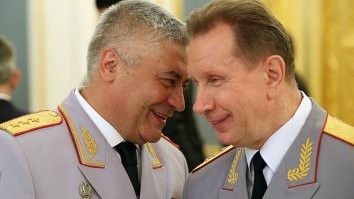 Начальство пока не решило: награждать ли сотрудника, или наказывать...