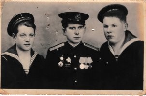 Отличные фотографии. Мой дед (в середине). Воевал на ЧФ на подводной лодке М-62.