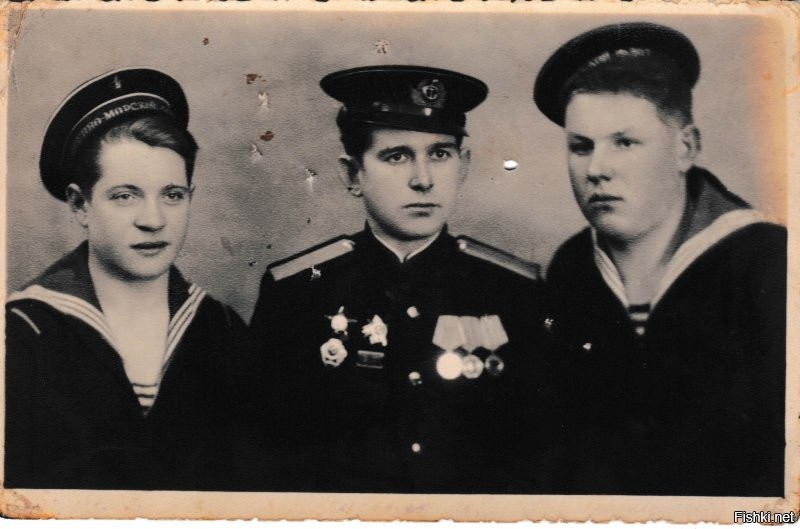 Отличные фотографии. Мой дед (в середине). Воевал на ЧФ на подводной лодке М-62.