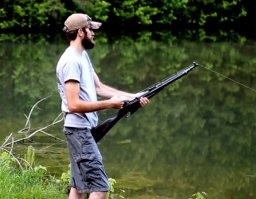 Я тоже на рыбалку всегда беру ружьё....