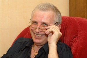 И тем не менее у этого сказочного "доктора наук" есть вполне реальный прототип. Знакомьтесь, Александр Сидоров, он же Фима Жиганец, журналист, переводчик, филолог и в самом деле крупный специалист по воровскому жаргону, и уголовной субкультуре.  В 1980 1997 годах проработал корреспондентом в газете «Голос совести» (с 1997 года переименована в «Тюрьму и волю»), издававшейся Управлением исправительно-трудовых учреждений, в 1987 1997 годах – редактор газеты. В 1981 году стал членом Союза журналистов СССР. Получил известность своими "переводами" на блатной жаргон классической поэзии. "Мой дядя - честный вор в законе", "Кранты жигану", "Погонения Гамлета" -- это всё его "произведения". Так что в его исполнении этот самый монолог в электричке вполне мог состояться.