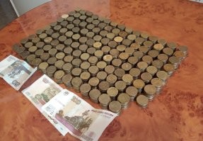 "Так что если вы думали, что сундук, который нашли Том с Геком, был большим, «как на картинке» – ошибаетесь. Это была скорее шкатулка размером с толстую приключенческую книжку из библиотеки..." /с/

А в шкатулку точно влезет 12 тысяч полуторасантиметровых (13мм) монет???  С весом-то всё понятно, вот с объёмом чего?  И это при том, что все монеты были одного размера и достоинства.... 
Для наглядности, фото, на котором почти 150 стопок монет по 10 шт в каждой, т.е.  около 1500 шт (точнее 1475!)  Увеличьте это почти в десять раз, и попробуйте запихнуть в "шкатулку, размером с книгу..."