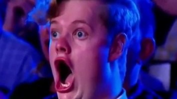 рычаг стояночного тормоза,  в очень 
травмоопасном месте расположен!