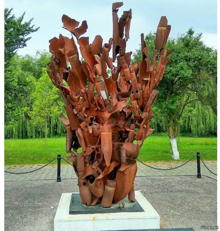 Конкретно в Новороссийске на каждого защитника Малой Земли приходилось по 1250 кг смертоносного металла....
Какое мужество надо иметь, что бы выжить в этой и подобной ей мясорубках Великой отечественной, уму не постежимо....