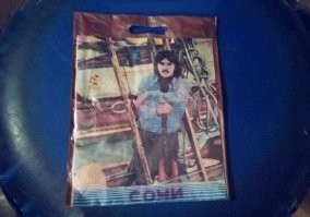 На этапе монтажа, кроме монтажа кадров видеоряда, накладывается озвучка и  звуковые эффекты. Бывает что звук пишется на съемочной  площадке,  но это чаще на очень бюджетных лентах или в телеспектаклях.  А про украденные видеокадры-самое распространенное и выгодное применение это изготовление пакетов с фотографиями  звёздных актеров.  Цены на них достигали 7-15 рублей при копеечной себестоимости.