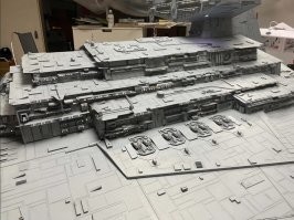 Расположение орудий неудачное, они мешают обзору друг-друга, перекрывают углы наведения друг-другу, не могут вести огонь по целям сверху, мало эффективны по целям по курсу и сзади по курсу, легко поразить сразу все или по меньшей мере пару одним снарядом.