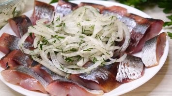 Фото нормальной селедочки и фото селедки курильщика)).
Похоже, старого пса, новым фокусам обучить нельзя. Ни готовить не научился, ни снимать.