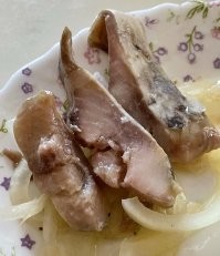 Фото нормальной селедочки и фото селедки курильщика)).
Похоже, старого пса, новым фокусам обучить нельзя. Ни готовить не научился, ни снимать.