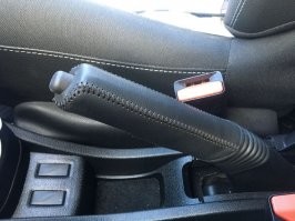 Вот водила наверное будет удивлен узнав что и в перевозимой машине и в его эвакуаторе между сидениями какая-то непонятная херня торчит...Ему вообще то интересно знать для чего она предназначена?
(Я уже не говорю о том что он понятия не имеет о том что машину надо было как минимум закрепить цепями или тросом или тем что имеется у них там в эвакуаторах )