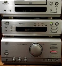 У меня есть миницентр компонентный от JVC. 4 блока.  К нему ещё есть блок для минидисков, но я не брал, т. к. носитель меня не устраивал, и я чуял его скорую кончину...
Центр экспериментальный. Довольно редок.
Его формат мини, но качество звука, как у стандартных 19".

Если все блоки под носители станут когда-то совсем не актуальны, то усилитель и колонки (офигенное качество) + приёмник никогда не отдам! ))