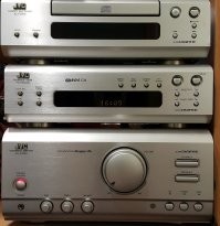 У меня есть миницентр компонентный от JVC. 4 блока.  К нему ещё есть блок для минидисков, но я не брал, т. к. носитель меня не устраивал, и я чуял его скорую кончину...
Центр экспериментальный. Довольно редок.
Его формат мини, но качество звука, как у стандартных 19".

Если все блоки под носители станут когда-то совсем не актуальны, то усилитель и колонки (офигенное качество) + приёмник никогда не отдам! ))