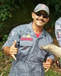 Этот жест наверное во всём мире означает одно и тоже - в данном случае надо отметить спасение ленивца!