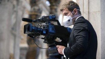 Не был ни разу. Видел на фотках... 
Вроде как на профи-камерах вектор объектива не проходит через лицо оператора...