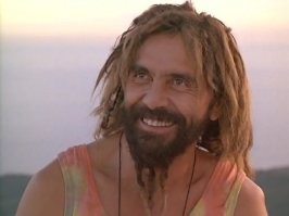 Far Out Man
Отличная комедия Томми Чонга про парня - вечного хиппи, который в 90-х продолжает жить в  60-х. 
У нас был локализован с названием "Парень со странностями".