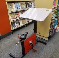 "На рабочем столе, в некоторых библиотеках, есть велосипедное сиденье и педали, чтобы вы могли заниматься спортом во время учебы"

Если человек пытается делать два дела одновременно, то он делает их одинаково херово.