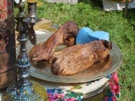 Тыквы и пластиковые скелеты это жуть и мрак.А некрофилия и труполобзание в церквях это добро и свет.