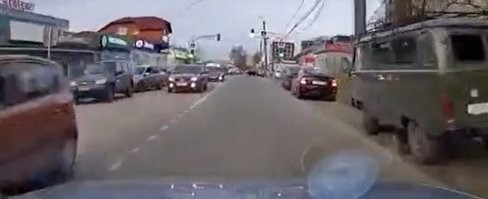 Ну ладно, пускай. Но всё-равно, он слишком быстро двигался в таком оживлённом месте.