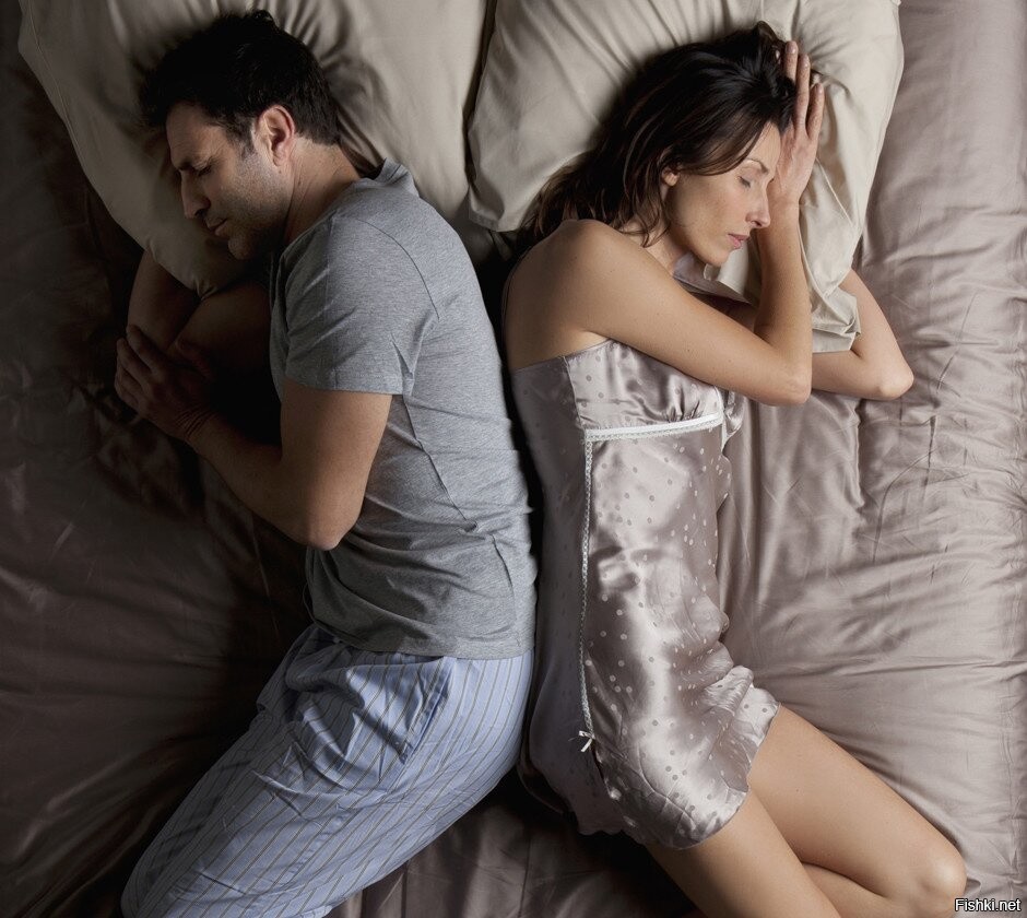 Что делать жене в постели. Спят отвернувшись друг от друга. Спят спиной друг к другу. Спят спина к спине.