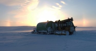 эта цистерна называется - балОк!
в трудно доступных районах довольно распространенное жилище, вдобавок по большому счету еще и мобильное.
На севере раньше их море было. Такое жилище может быть довольно комфортным.