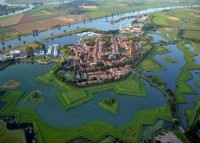 Неподолёку от меня такой комплекс красоты.
Голландия , Хеусден