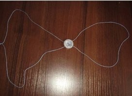 Ножички на земле у нас назывались - земельки, а реальные ножички игрались на деревянной скамейке. Помню все лавки были продырявлены нашими играми, бабули очень злились)))

Ещё делали игрушку из нитки и пуговицы, она забавно пружинила, такой себе антистресс советских детей)