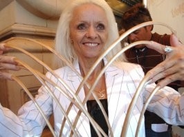 мерзость какая! вообще не понимаю кому это может нравится. ногти ещё можно не стричь